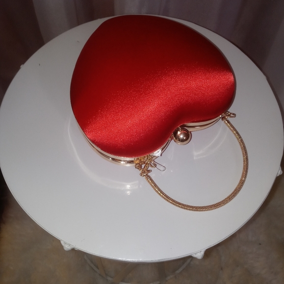 Red ❤ heart-shaped ❤ satin messenger bag. - Picture 3 of 7